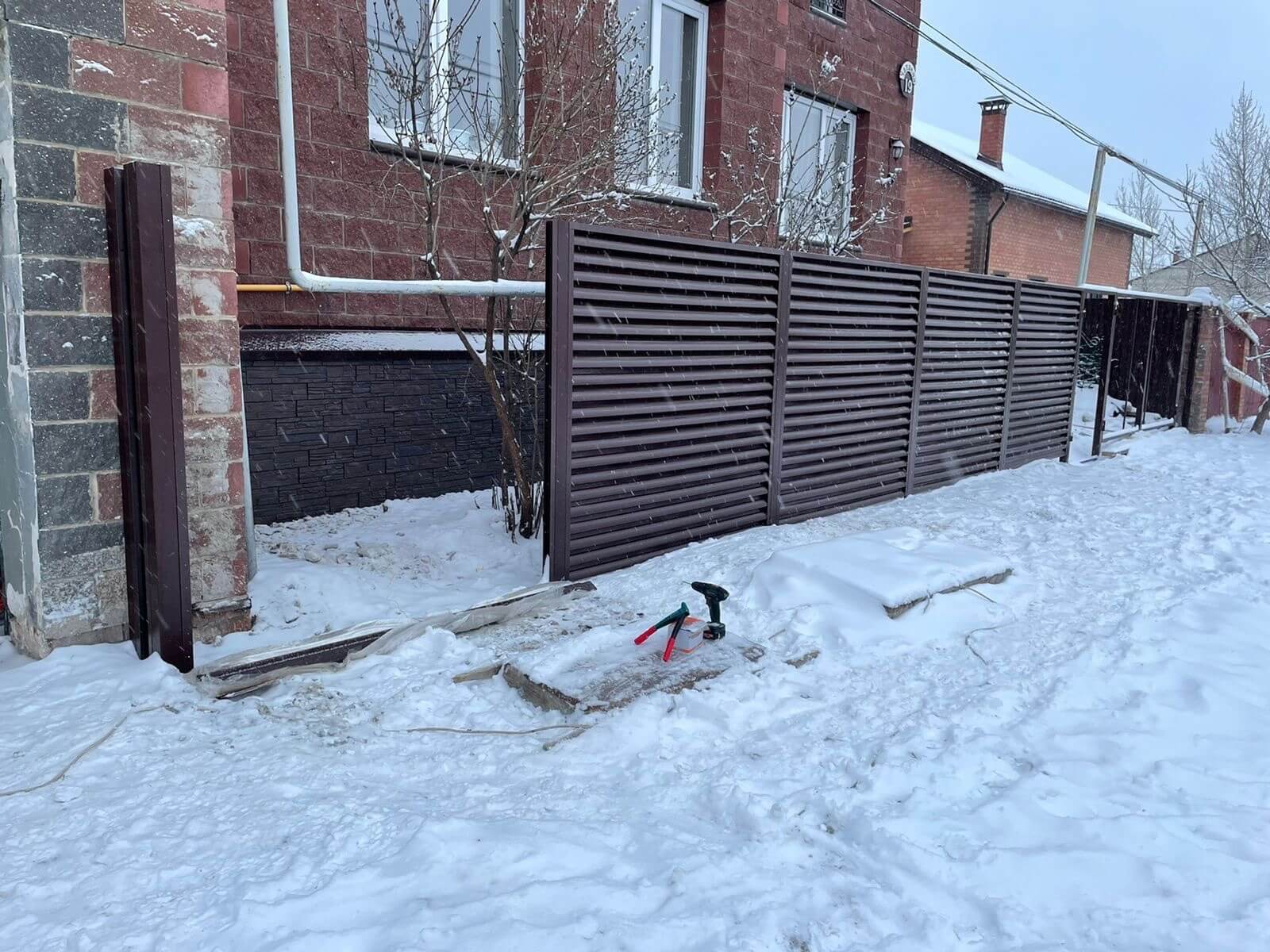 Забор из ламелей еврожалюзи 38м RAL8017/8017 Шоколад двусторонний фото 3 в Березниках