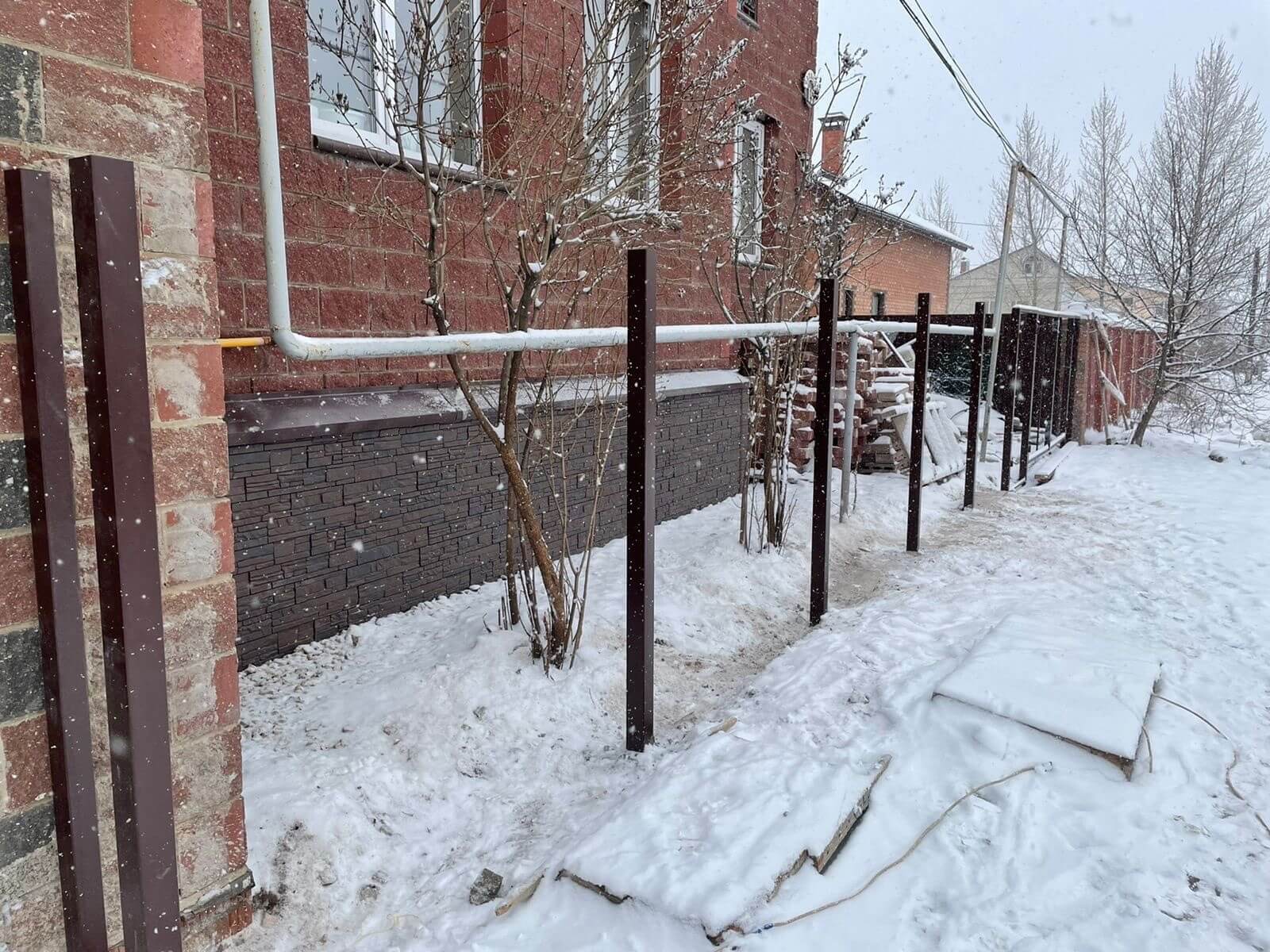 Забор из ламелей еврожалюзи 38м RAL8017/8017 Шоколад двусторонний фото 2 в Березниках
