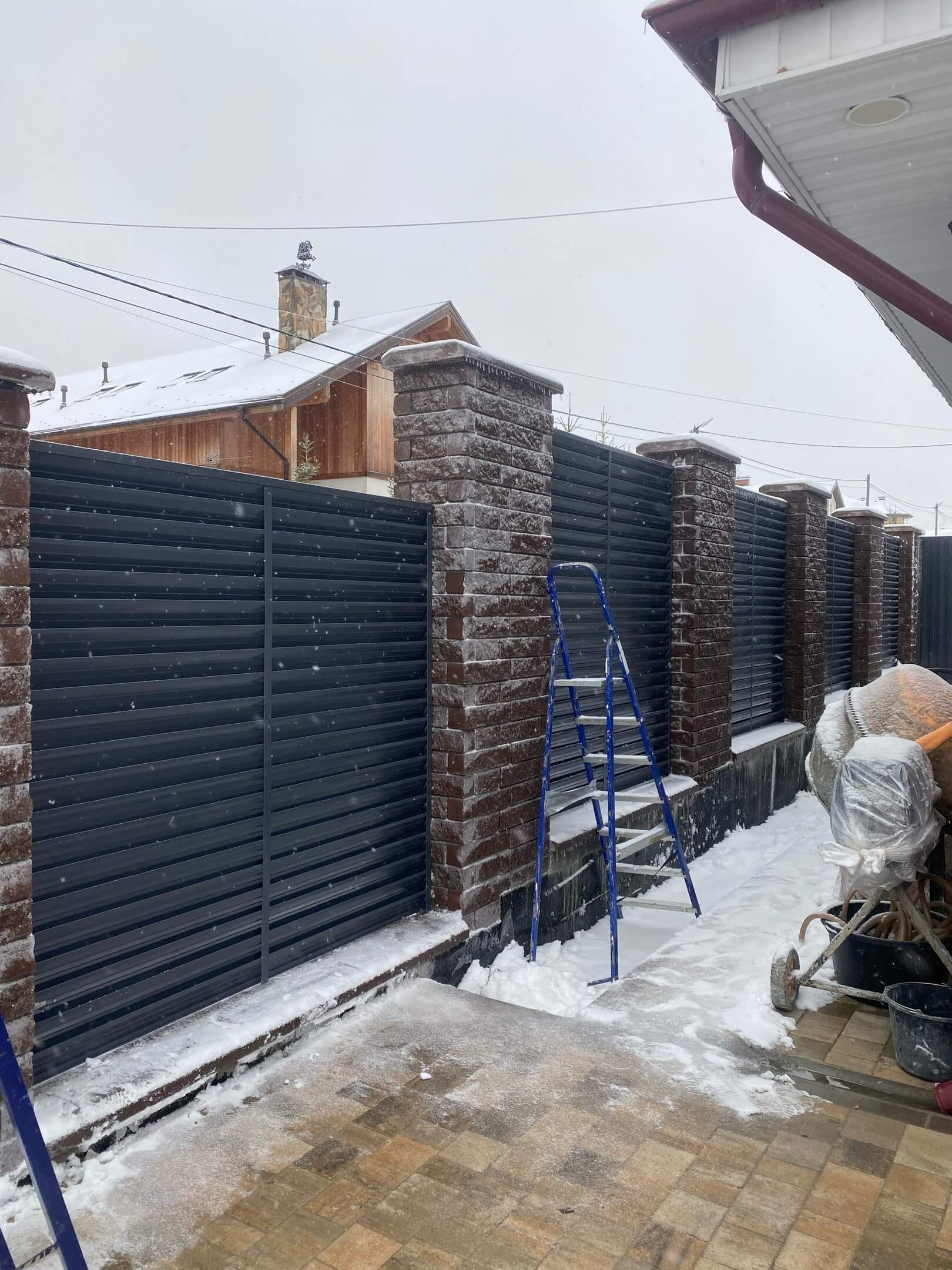 Забор-жалюзи из ламелей ЭКО-Z 44м RAL7024/7024 Серый Графит двусторонний фото 3 в Березниках
