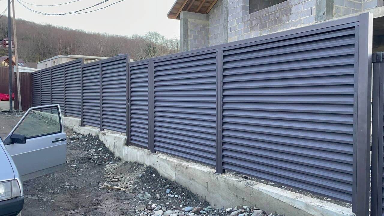 Забор-жалюзи из ламелей ЭКО-Z 54м RAL8019/8019 Темный Шоколад двусторонний в Березниках
