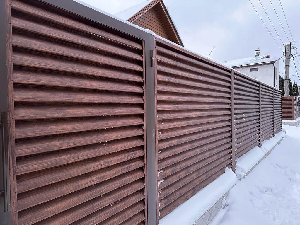 Забор-жалюзи из ламелей еврожалюзи 43м Каштан Printech фото 3 в Березниках