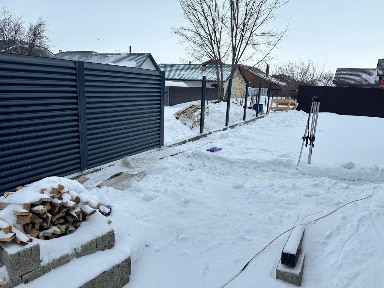 Забор-жалюзи из ламелей Еврожалюзи 32м RAL7024/7024 Серый Графит двусторонний фото 3 в Березниках