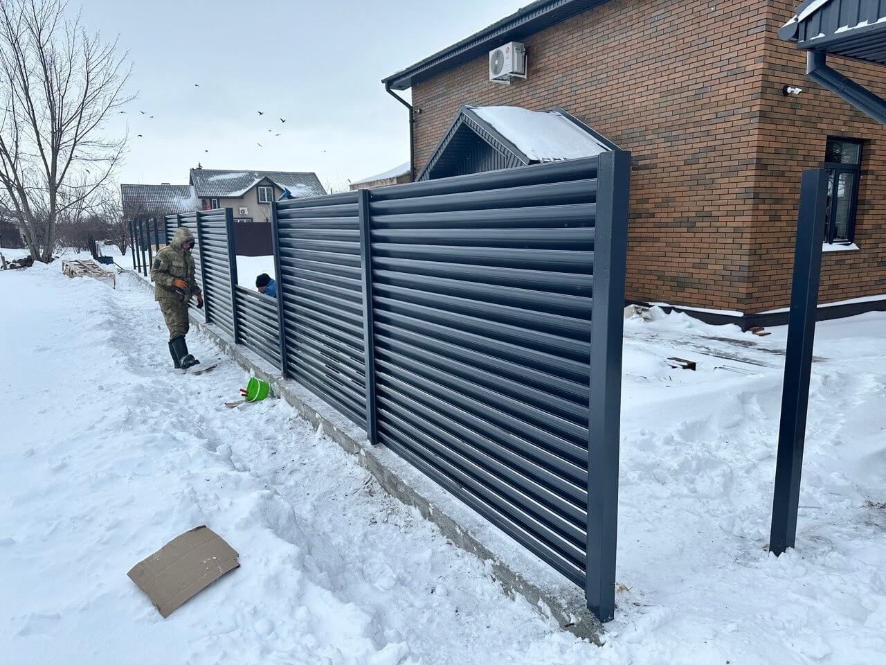 Забор-жалюзи из ламелей Еврожалюзи 32м RAL7024/7024 Серый Графит двусторонний фото 2 в Березниках
