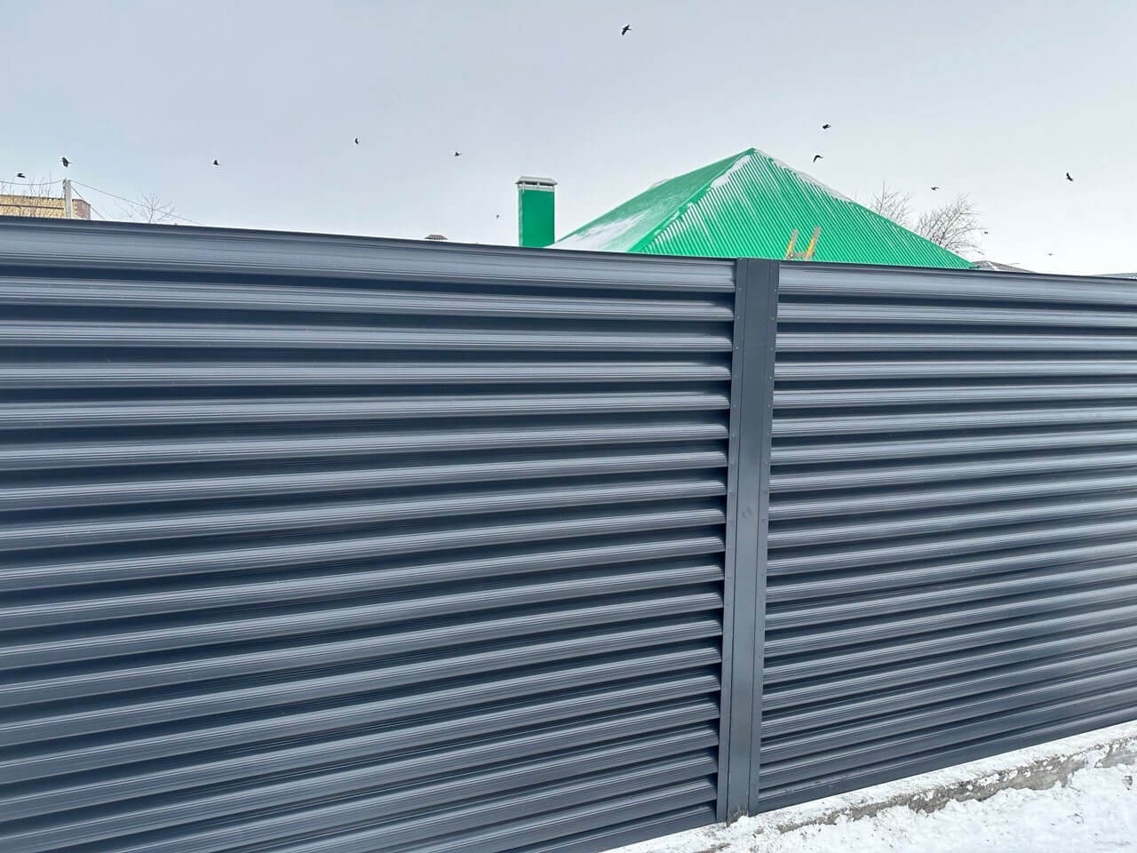 Забор-жалюзи из ламелей Еврожалюзи 32м RAL7024/7024 Серый Графит двусторонний в Березниках