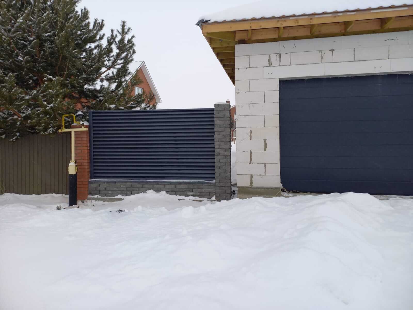 Забор из ламелей еврожалюзи 41м RAL7024/7024 Серый Графит двусторонний фото 1 в Березниках