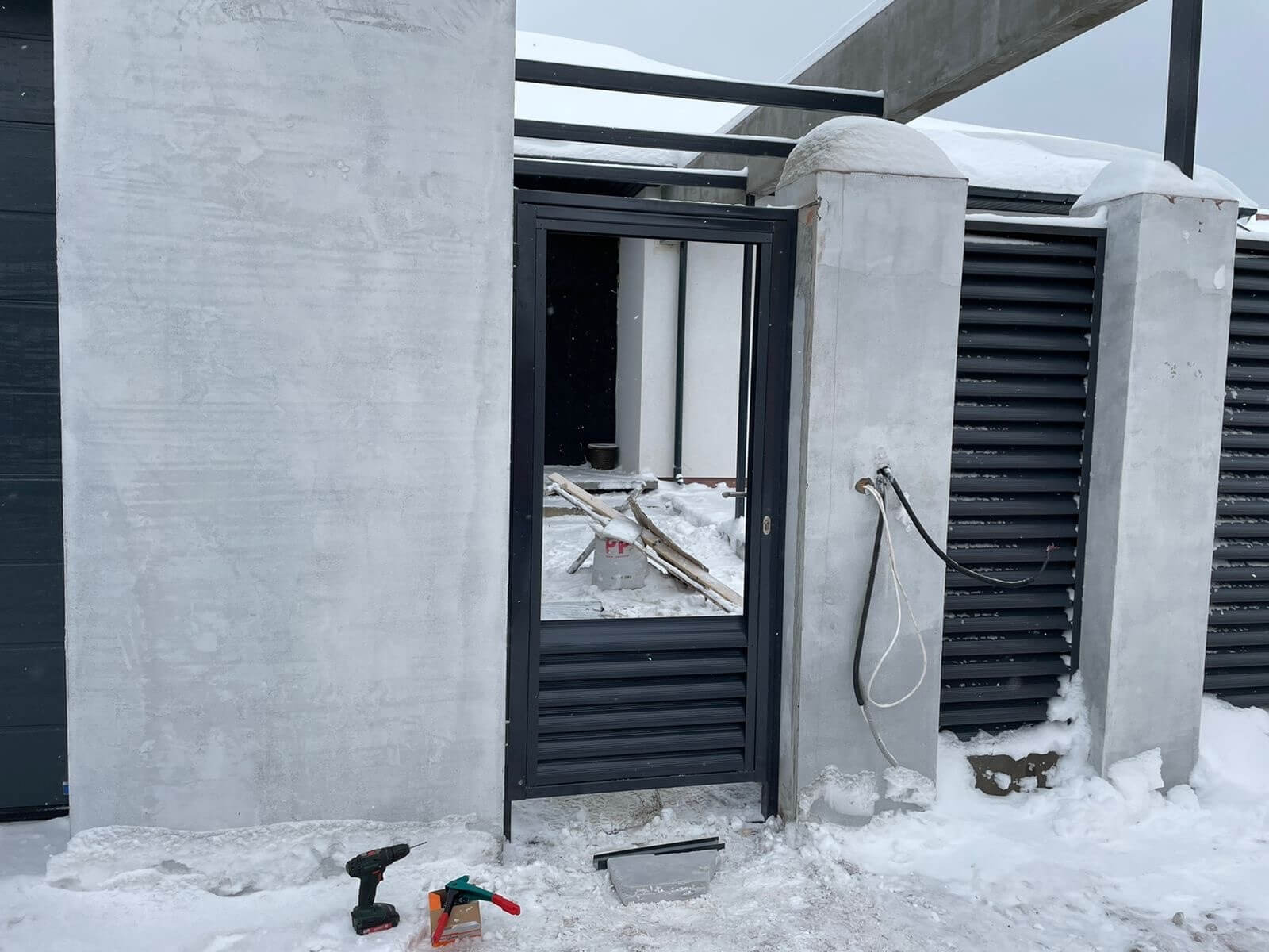 Забор из ламелей еврожалюзи 28м RAL7024/7024 Серый Графит двусторонний фото 2 в Березниках
