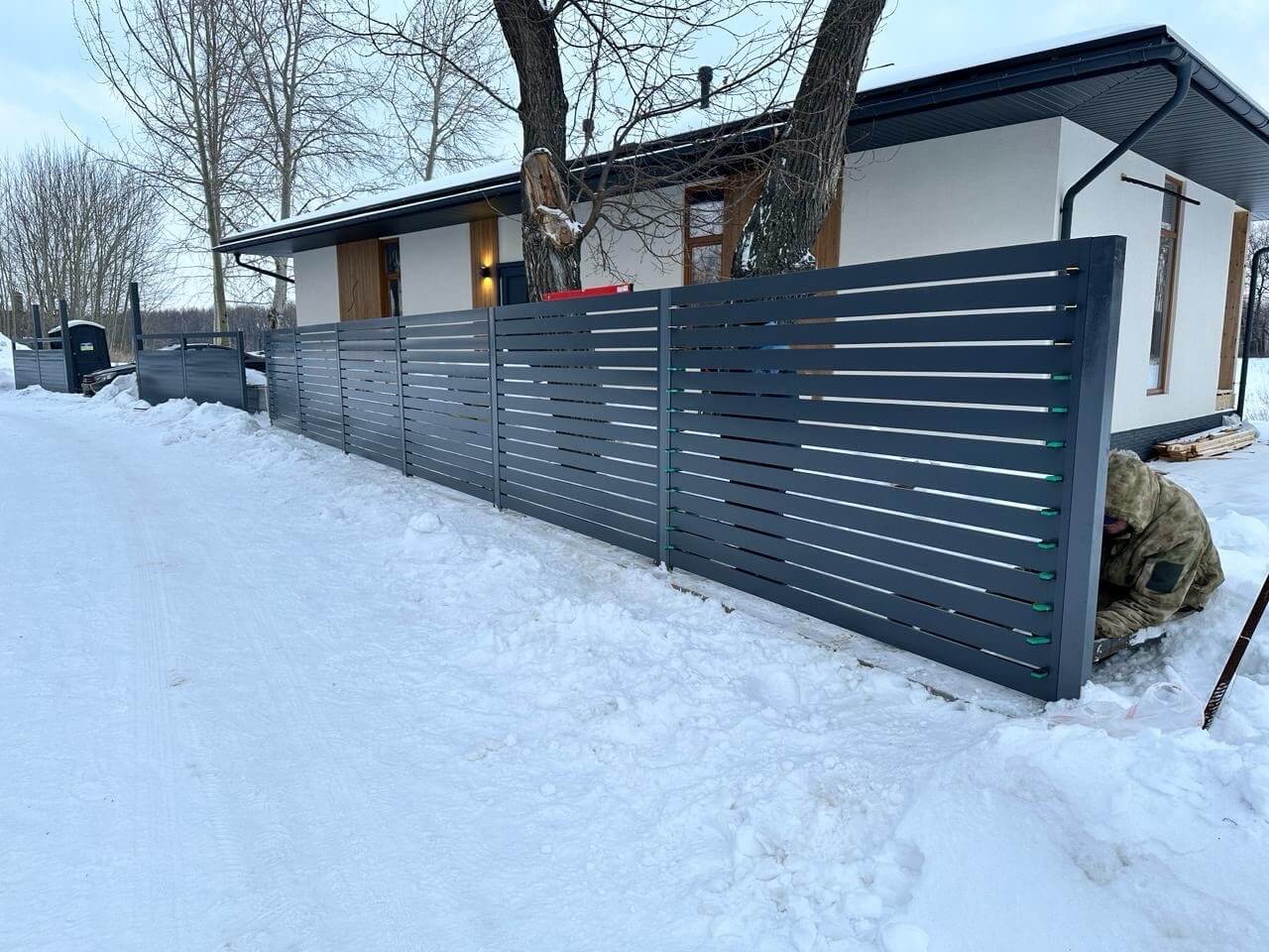 Забор-ранчо из металлопланкена 37м RAL7024 Серый Графит фото 3 в Березниках