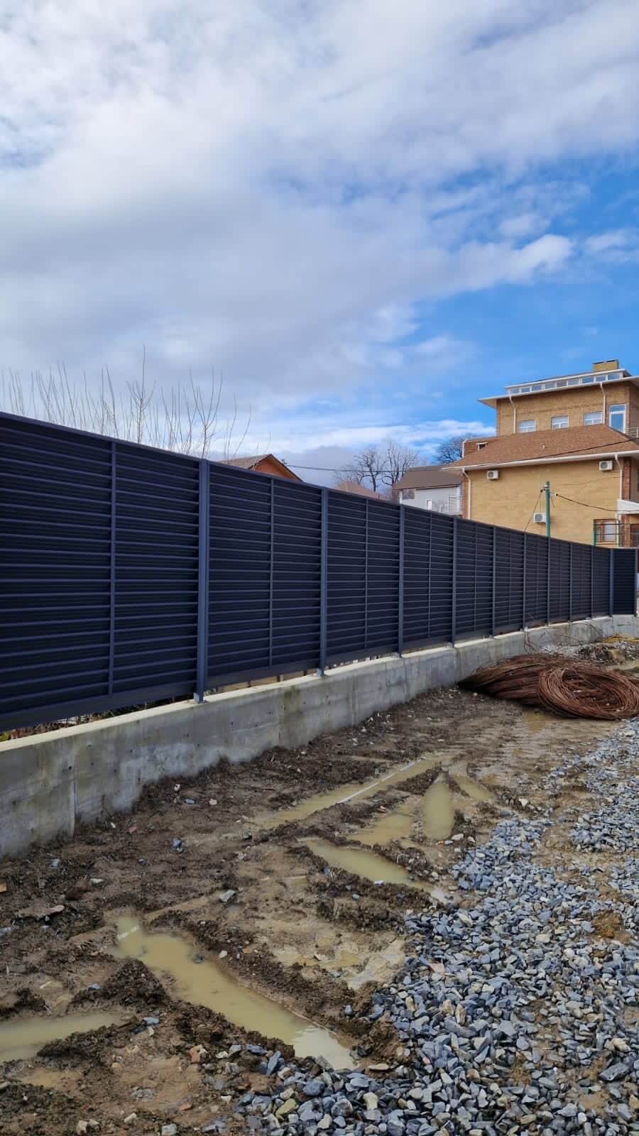 Забор-жалюзи из ламелей ЭКО-Z усиленных 87м RAL7024 Серый Графит матовый фото 6 в Березниках