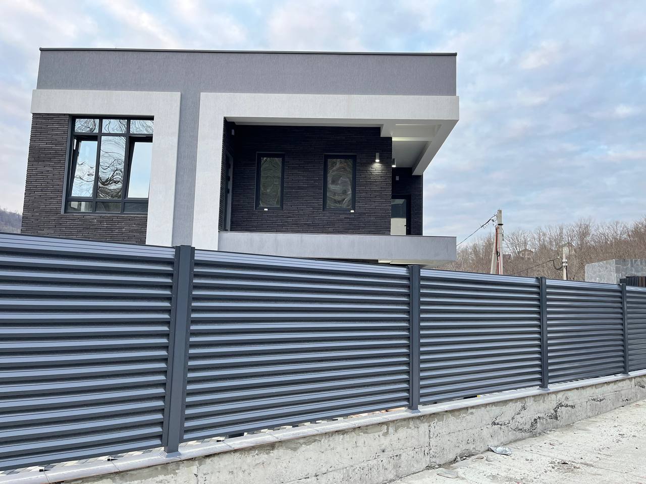 Забор-жалюзи из ламелей ЭКО-Z усиленных RAL7024/7024 Серый Графит двусторонний в Березниках
