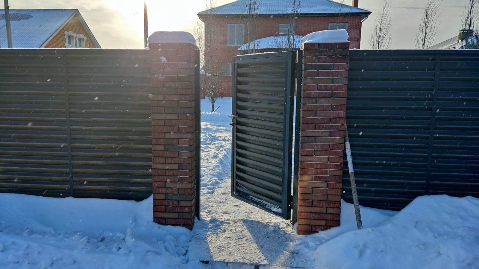 Забор-жалюзи с ламелями еврожалюзи 34м RAL7024/7024 Серый Графит двусторонний фото 3 в Березниках