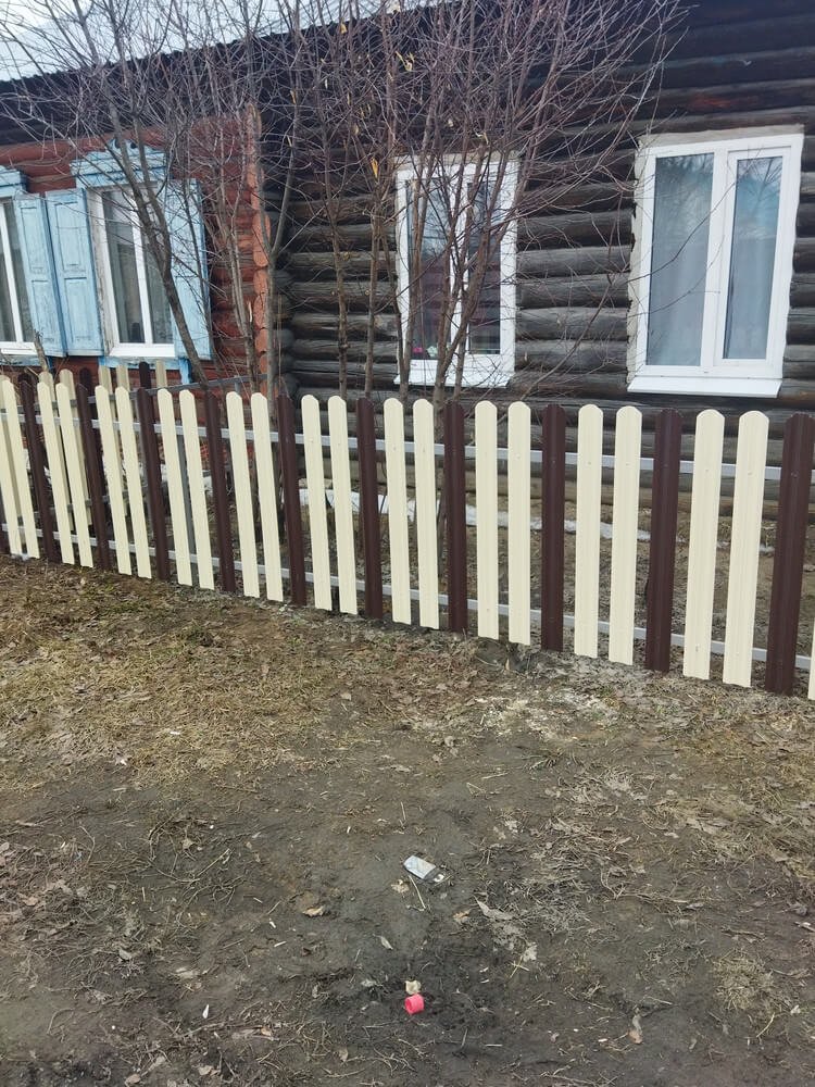 Забор из штакетника ЭКО-М 12м RAL1015/1015 Слоновая Кость двусторонний, RAL8017/8017 Шоколад двусторонний в Березниках