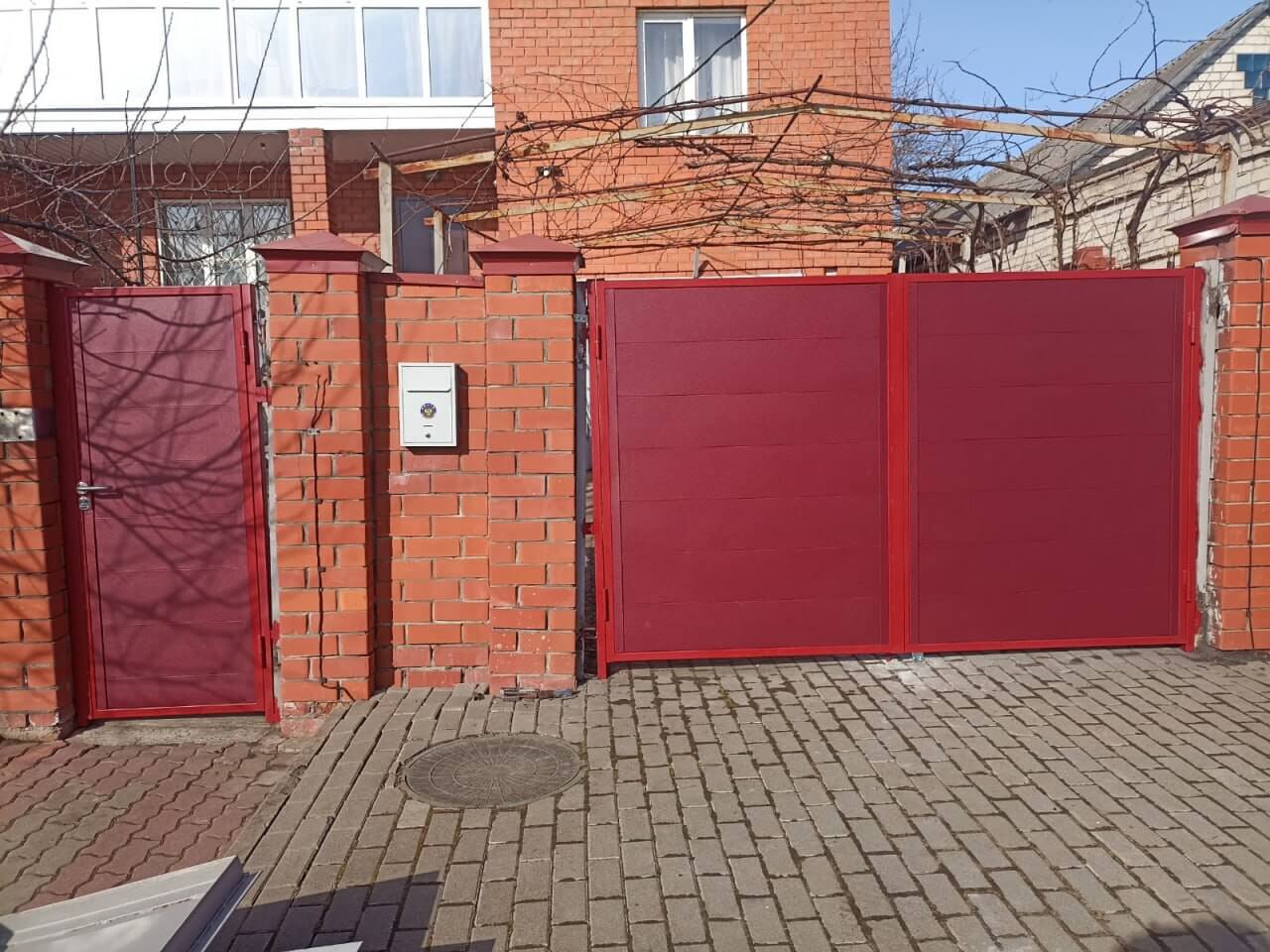 Ворота и калитка из металлопланкена 4м RAL3005 Красное Вино, Стальной Бархат в Березниках
