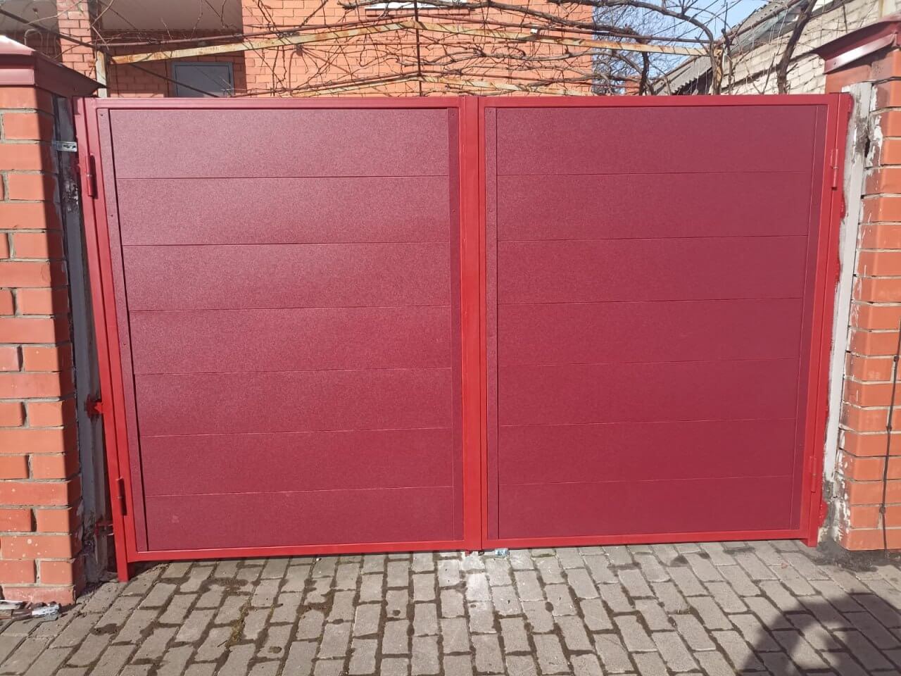 Ворота и калитка из металлопланкена 4м RAL3005 Красное Вино, Стальной Бархат фото 1 в Березниках