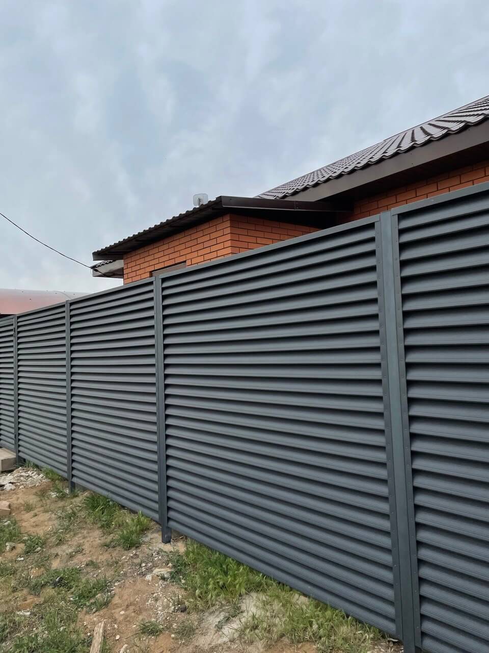 Забор из ламелей еврожалюзи 24м RAL7024 Серый Графит МАТТЕ в Березниках