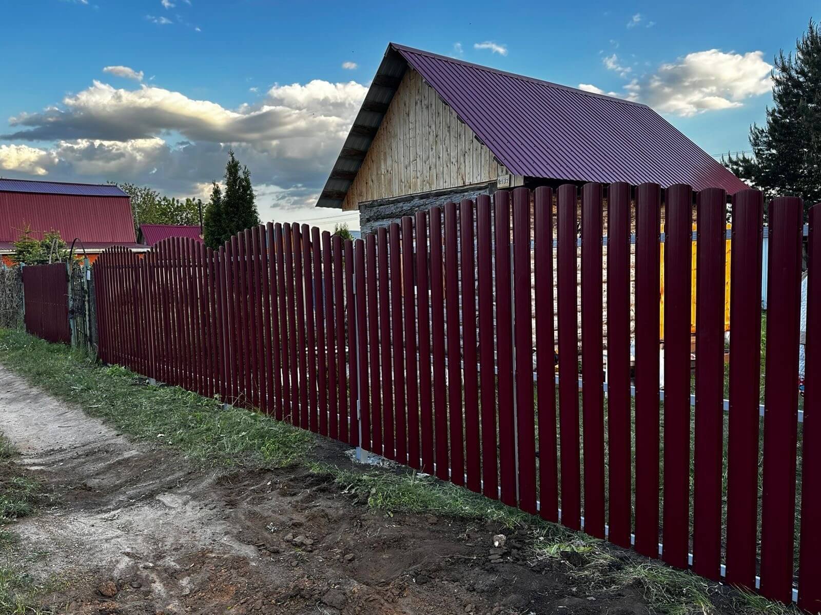 Забор из евроштакетника 28м RAL3005 Красное Вино фото 4 в Березниках