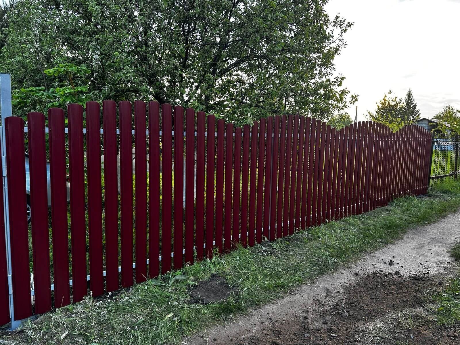 Забор из евроштакетника 28м RAL3005 Красное Вино фото 3 в Березниках