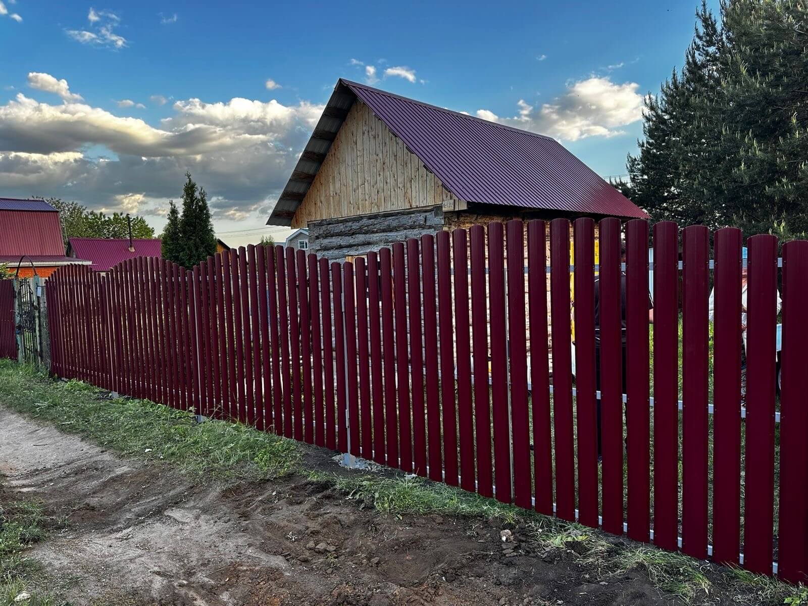 Забор из евроштакетника 28м RAL3005 Красное Вино фото 2 в Березниках