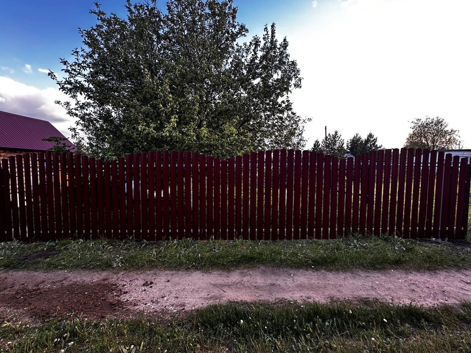 Забор из евроштакетника 28м RAL3005 Красное Вино фото 1 в Березниках