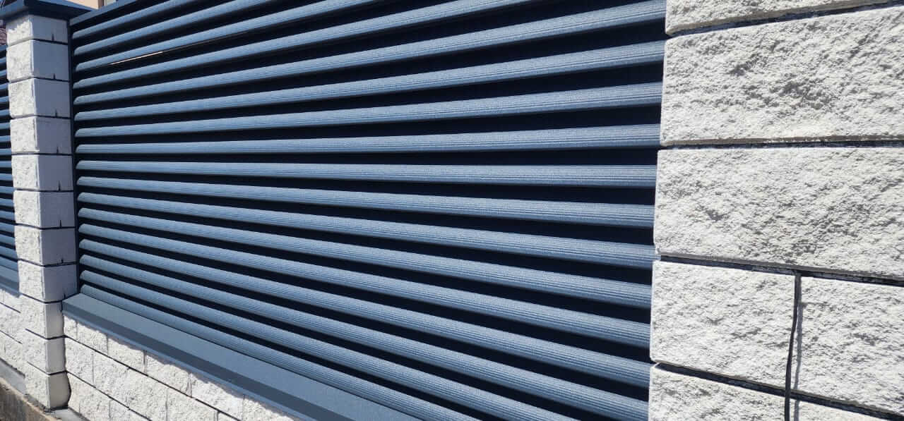 Забор из ламелей Еврожалюзи 32м RAL7024/7024 Серый Графит двусторонний МАТТЕ фото 1 в Березниках