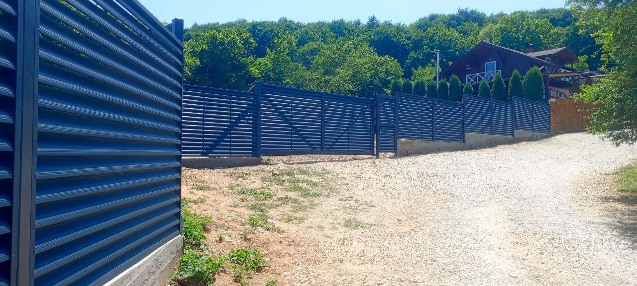 Забор-жалюзи из ламелей Еврожалюзи 53м RAL7024 Серый Графит МАТТЕ фото 8 в Березниках