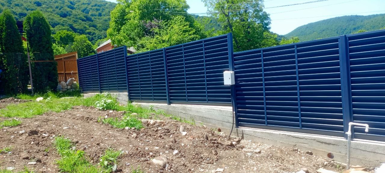 Забор-жалюзи из ламелей Еврожалюзи 53м RAL7024 Серый Графит МАТТЕ фото 3 в Березниках