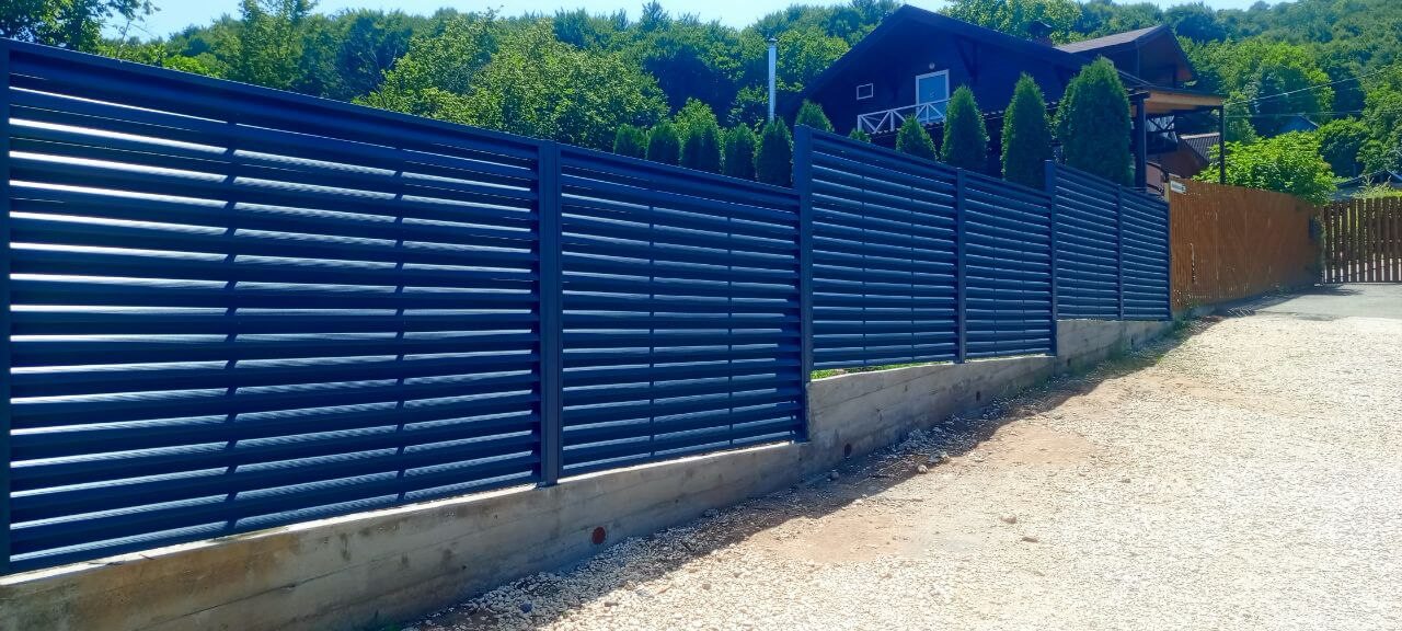 Забор-жалюзи из ламелей Еврожалюзи 53м RAL7024 Серый Графит МАТТЕ фото 12 в Березниках