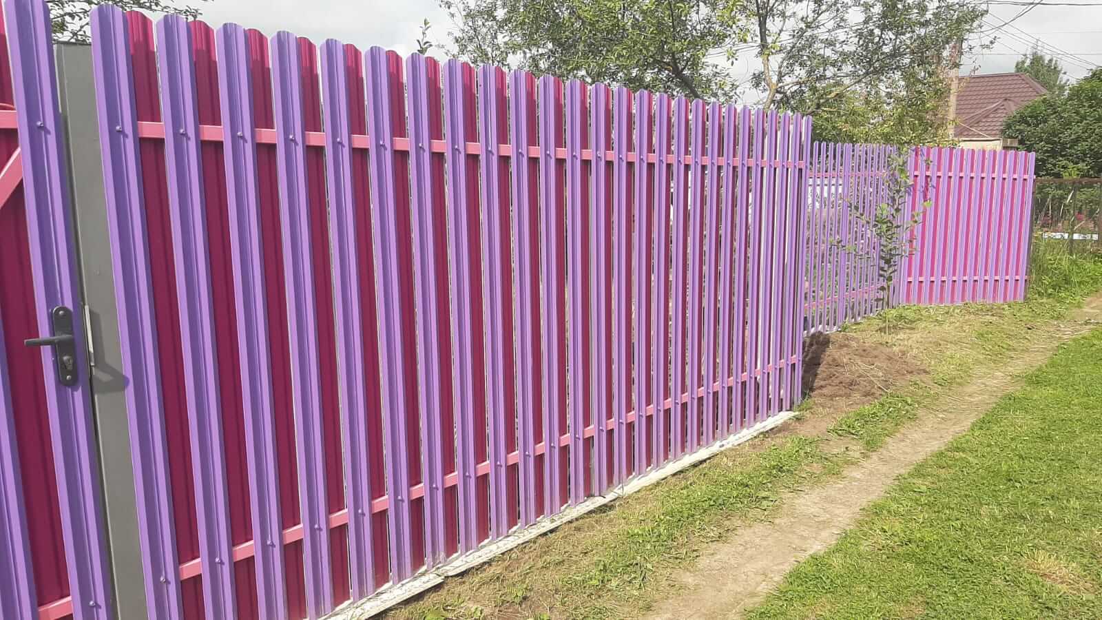Двухцветный забор из евроштакетника 44м RAL4005 Сиреневый, RAL4006 Пурпурный фото 4 в Березниках