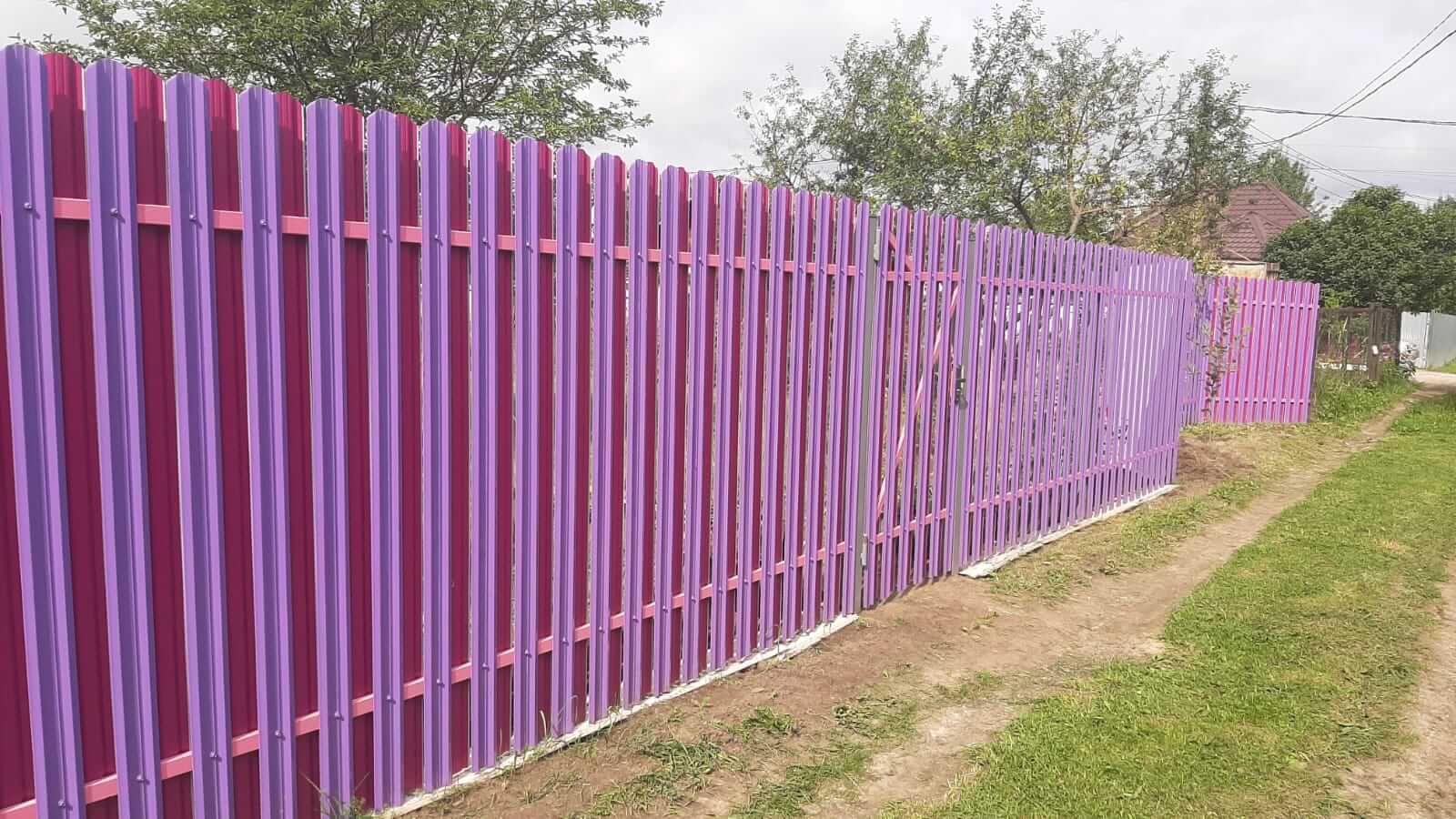 Двухцветный забор из евроштакетника 44м RAL4005 Сиреневый, RAL4006 Пурпурный фото 3 в Березниках