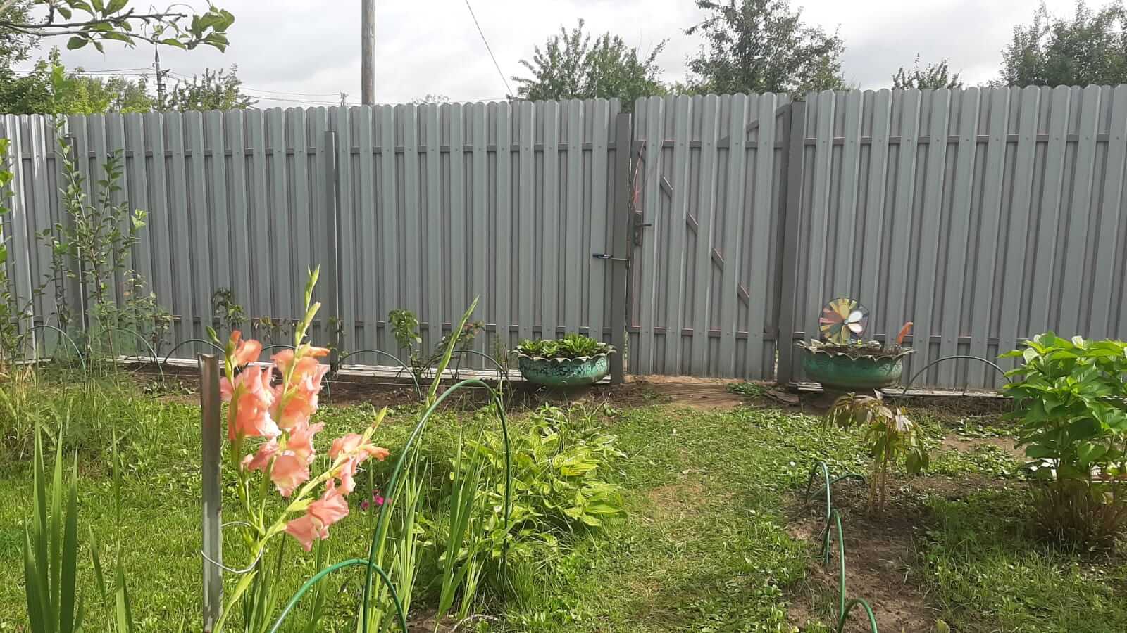 Двухцветный забор из евроштакетника 44м RAL4005 Сиреневый, RAL4006 Пурпурный фото 1 в Березниках