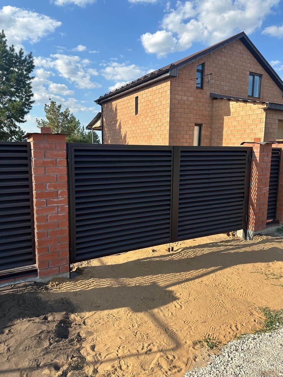 Забор-жалюзи из ламелей Еврожалюзи 38м RAL8019 Темный Шоколад МАТТЕ фото 4 в Березниках