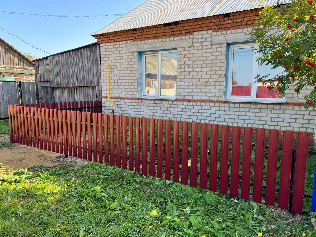 Забор из евроштакетника 9м RAL3005/3005 Красное Вино двусторонний в Березниках