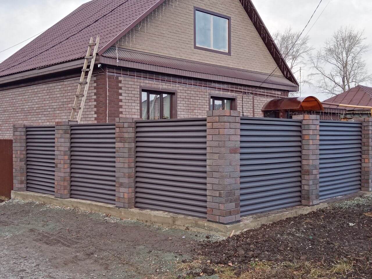 Забор-жалюзи из ламелей ЭКО-Z-US (усиленные) 30м RAL8019/8019 Темный Шоколад двусторонний МАТТЕ фото 3 в Березниках