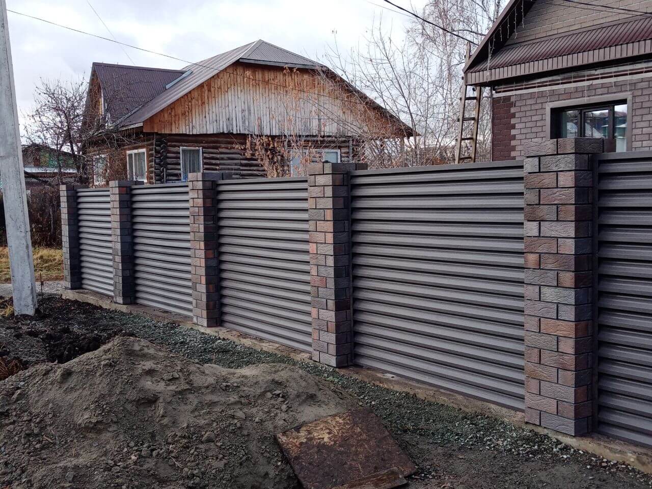 Забор-жалюзи из ламелей ЭКО-Z-US (усиленные) 30м RAL8019/8019 Темный Шоколад двусторонний МАТТЕ в Березниках