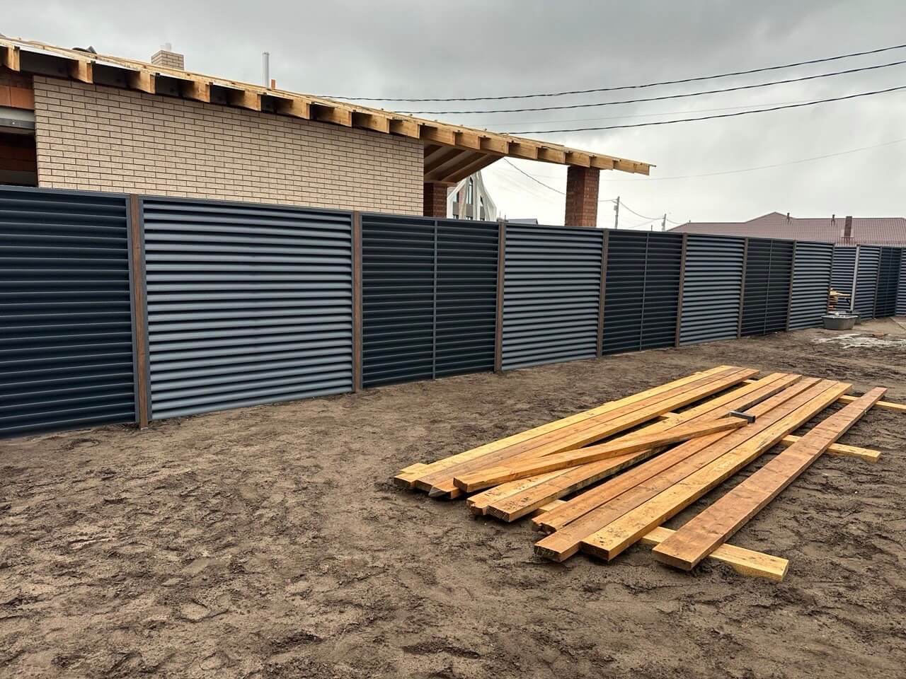 Забор из ламелей еврожалюзи 160м RAL7024/7024 Серый Графит двусторонний МАТТЕ фото 6 в Березниках