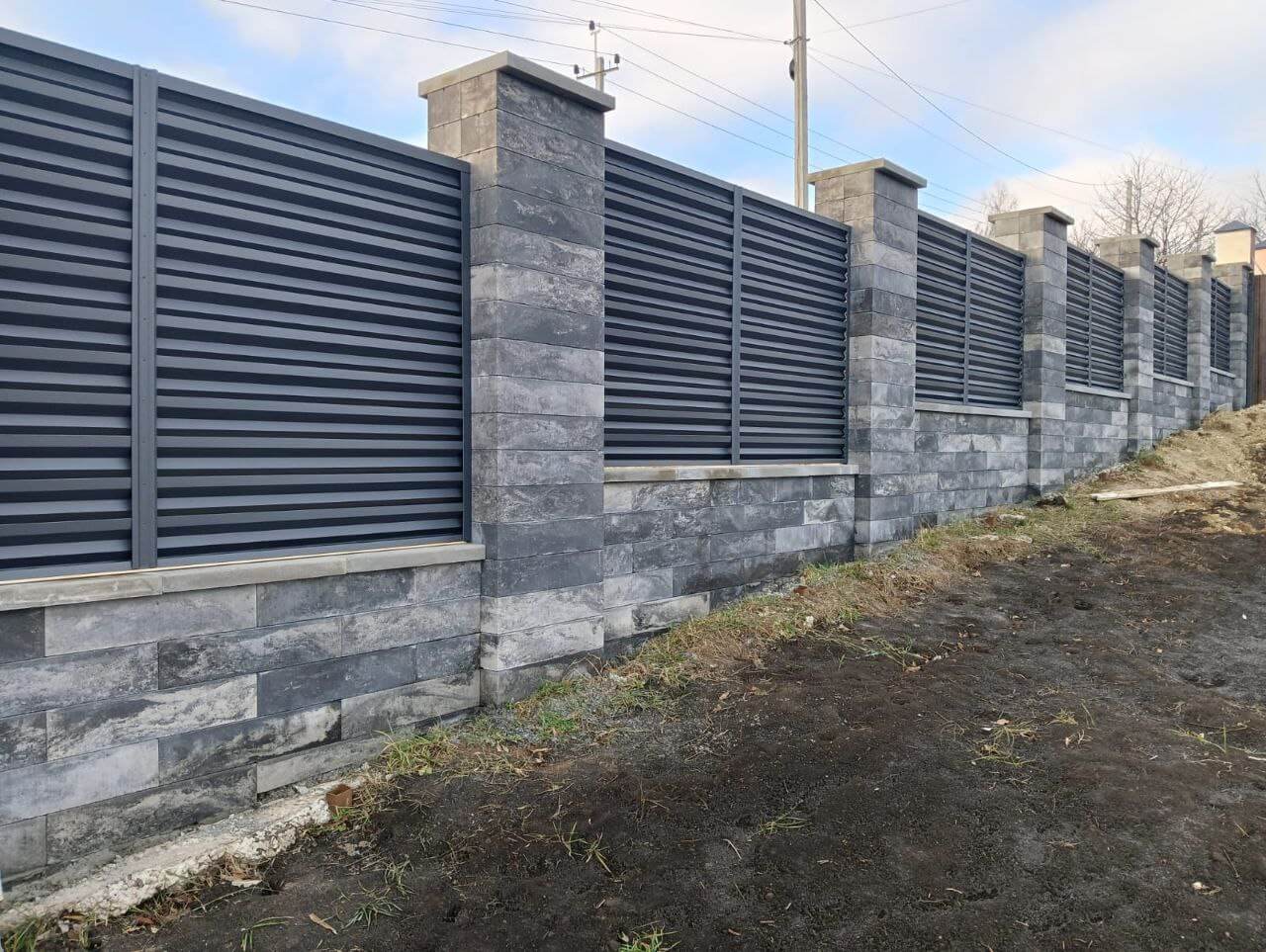 Забор-жалюзи из ламелей Елочка 72м RAL7024/7024 Серый Графит двусторонний МАТТЕ фото 4 в Березниках