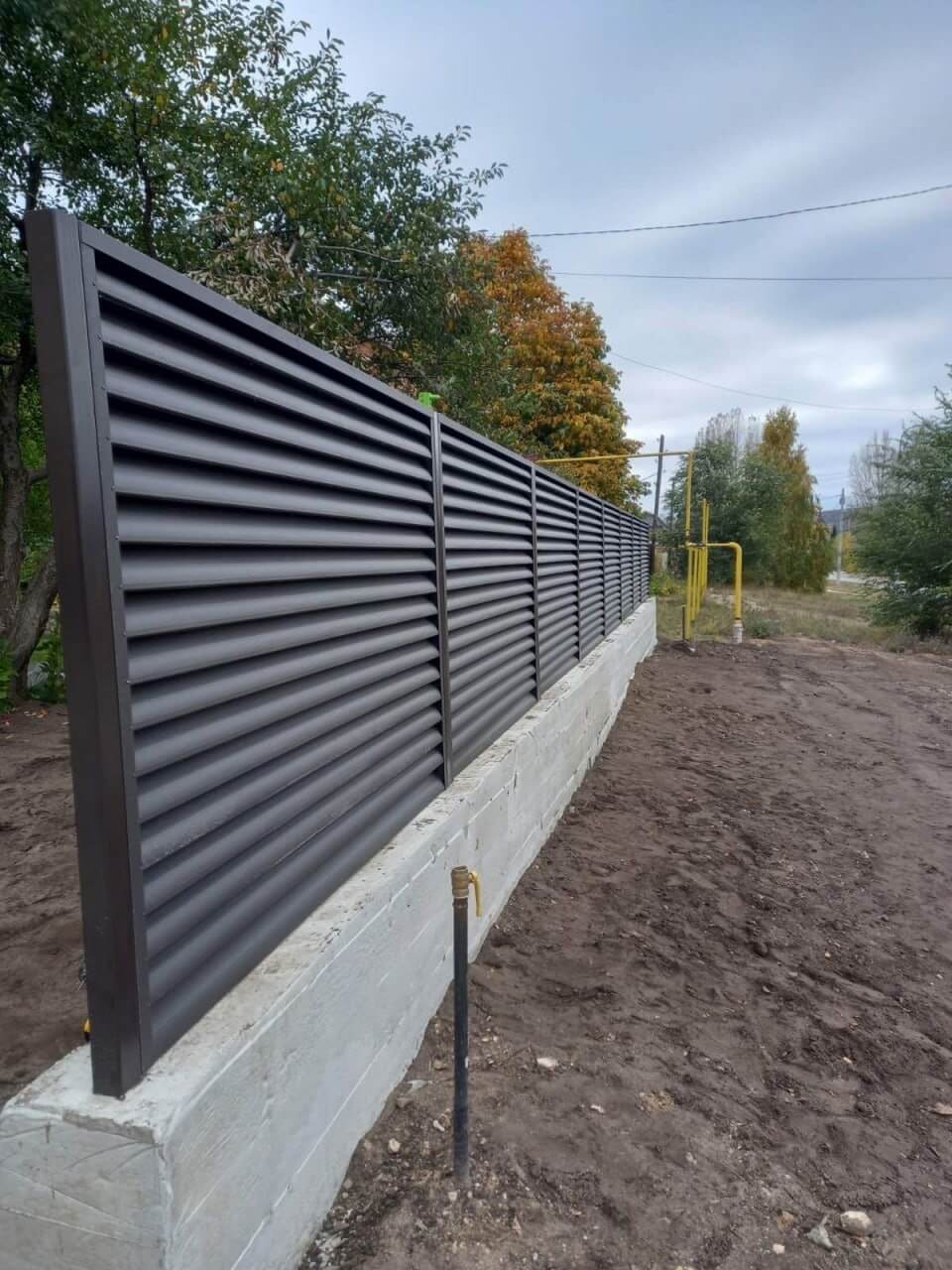 Забор из ламелей еврожалюзи 34м RAL8019/8019 Темный Шоколад двусторонний МАТТЕ фото 3 в Березниках