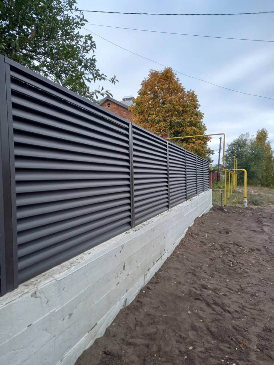 Забор из ламелей еврожалюзи 34м RAL8019/8019 Темный Шоколад двусторонний МАТТЕ в Березниках