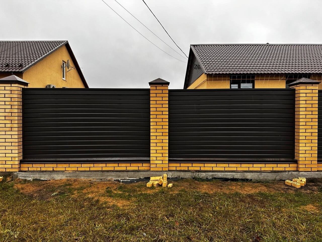 Забор из ламелей Хай-Тек 32м RAL8019/8019 Темный Шоколад двусторонний МАТТЕ фото 1 в Березниках