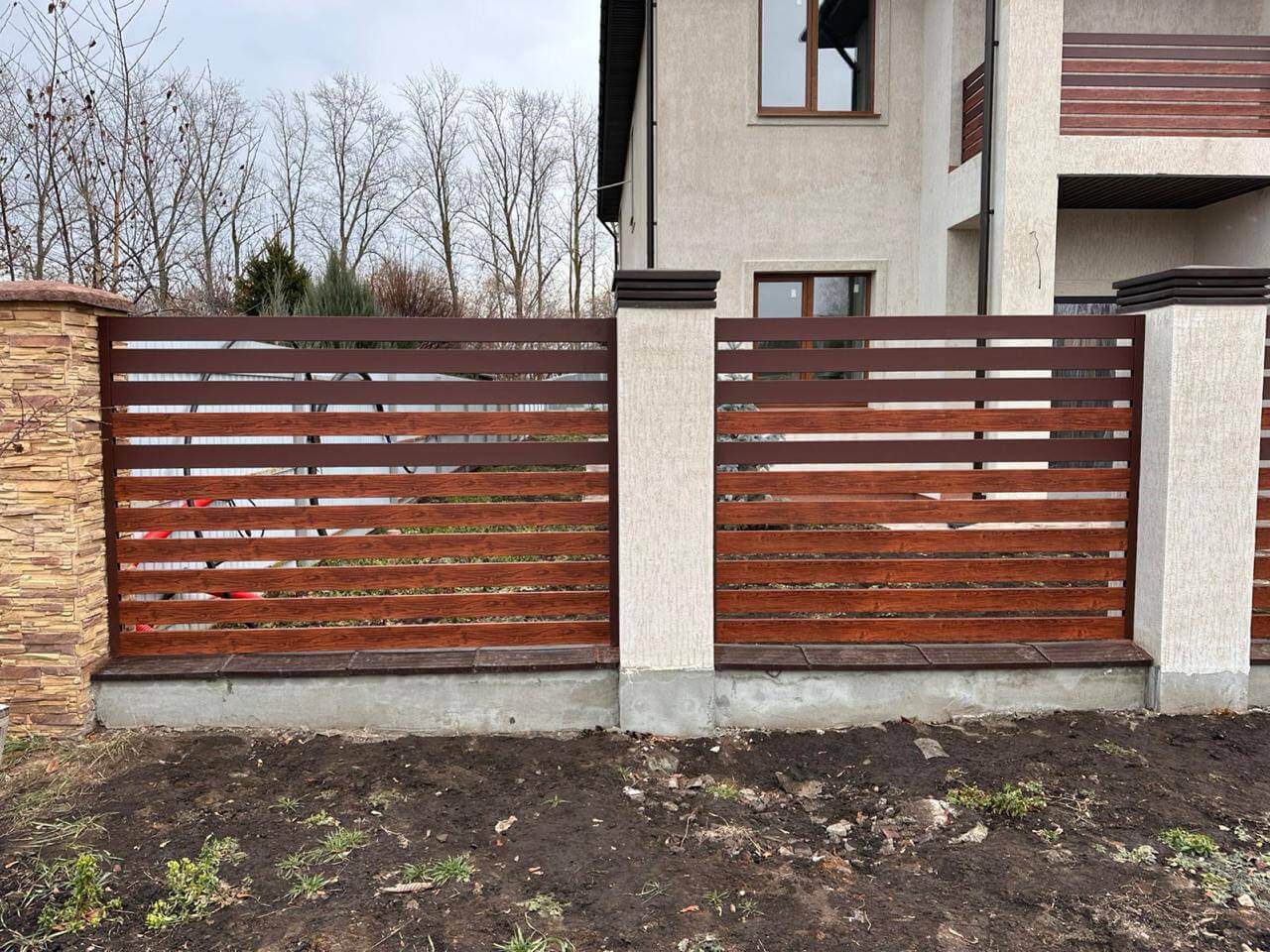 Забор-ранчо из металлопланкена 10м RAL8017 Шоколад МАТТЕ + Темное Дерево (Printech) фото 2 в Березниках