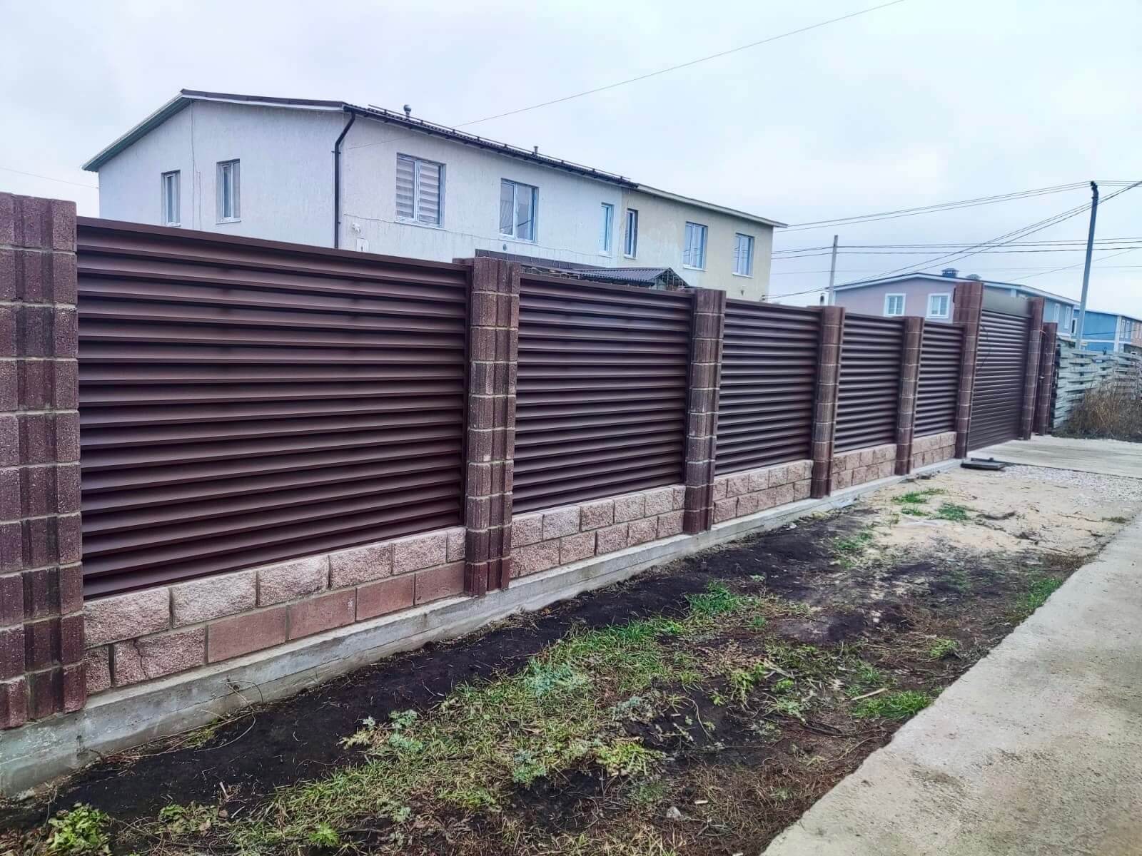 Забор-жалюзи из ламелей ЭКО-Z 13м RAL8019/8019 Темный Шоколад двусторонний МАТТЕ фото 1 в Березниках