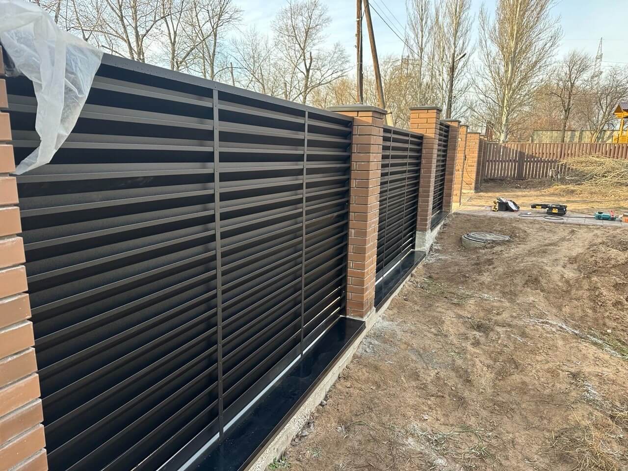 Забор-жалюзи из ламелей Хай-Тек 16м RAL9005/9005 Черный двусторонний МАТТЕ фото 1 в Березниках
