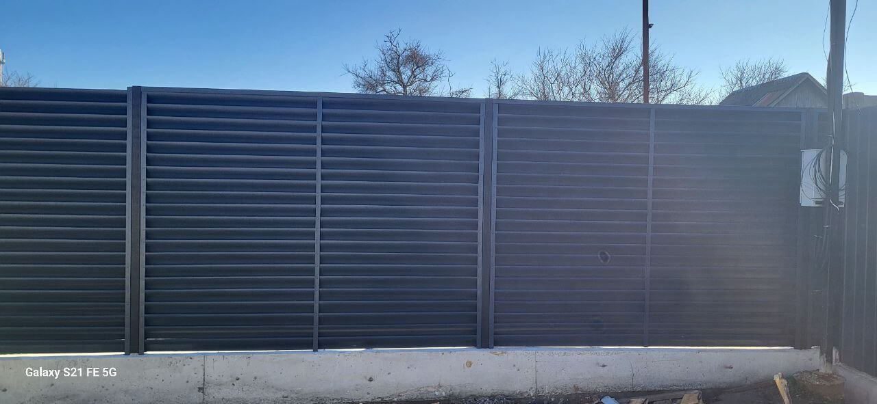 Забор из ламелей еврожалюзи 30м RAL7024/7024 Серый Графит двусторонний фото 6 в Березниках