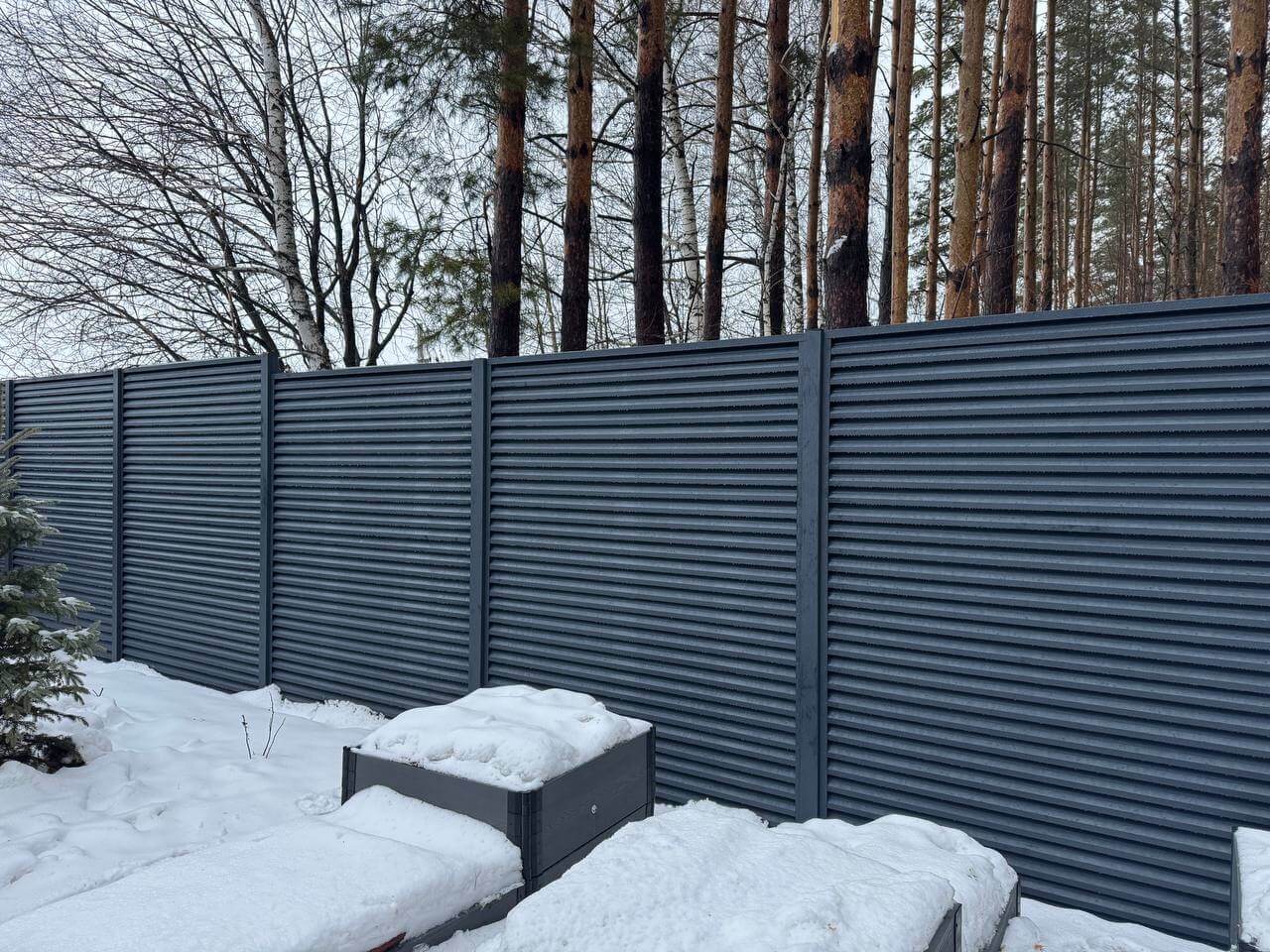 Забор-жалюзи из ламелей ЭКО-Z-US 54м RAL7024/7024 Серый Графит двусторонний МАТТЕ фото 3 в Березниках
