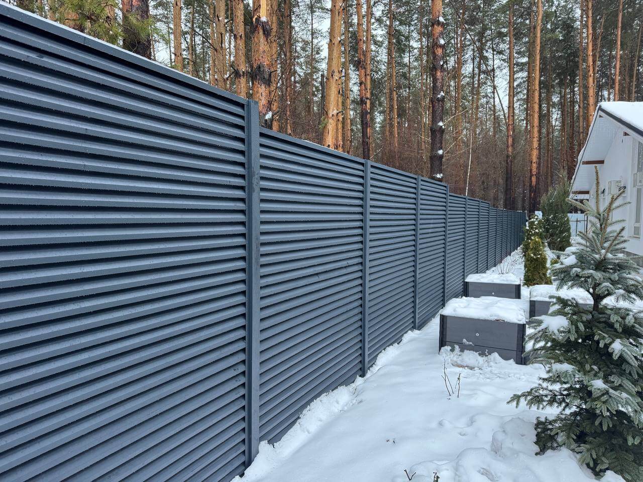 Забор-жалюзи из ламелей ЭКО-Z-US 54м RAL7024/7024 Серый Графит двусторонний МАТТЕ в Березниках