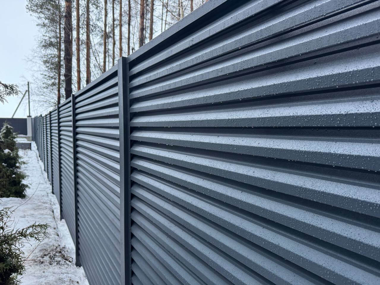 Забор-жалюзи из ламелей ЭКО-Z-US 54м RAL7024/7024 Серый Графит двусторонний МАТТЕ фото 2 в Березниках