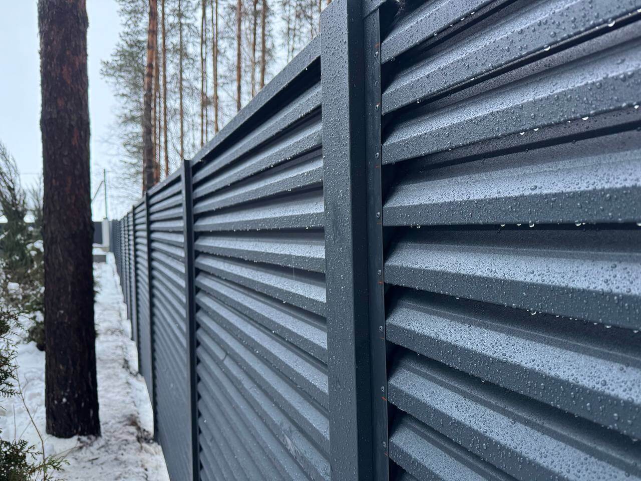 Забор-жалюзи из ламелей ЭКО-Z-US 54м RAL7024/7024 Серый Графит двусторонний МАТТЕ фото 1 в Березниках