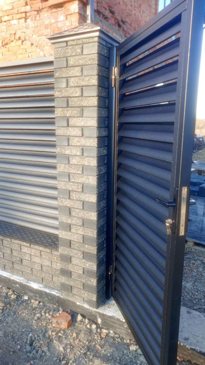 Забор-жалюзи из ламелей Еврожалюзи 24м RAL9005 Черный МАТТЕ фото 6 в Березниках