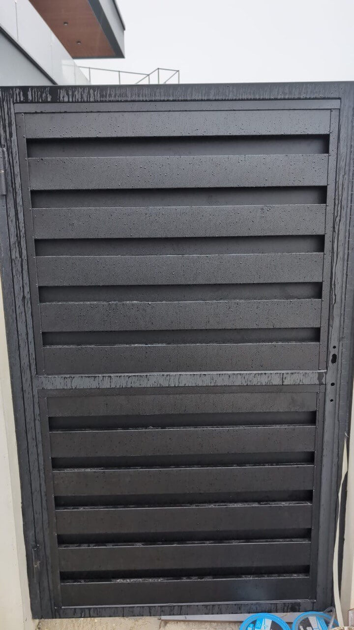 Откатные ворота с калиткой из металлопланкена RAL9005/9005 Черный двусторонний МАТТЕ фото 3 в Березниках