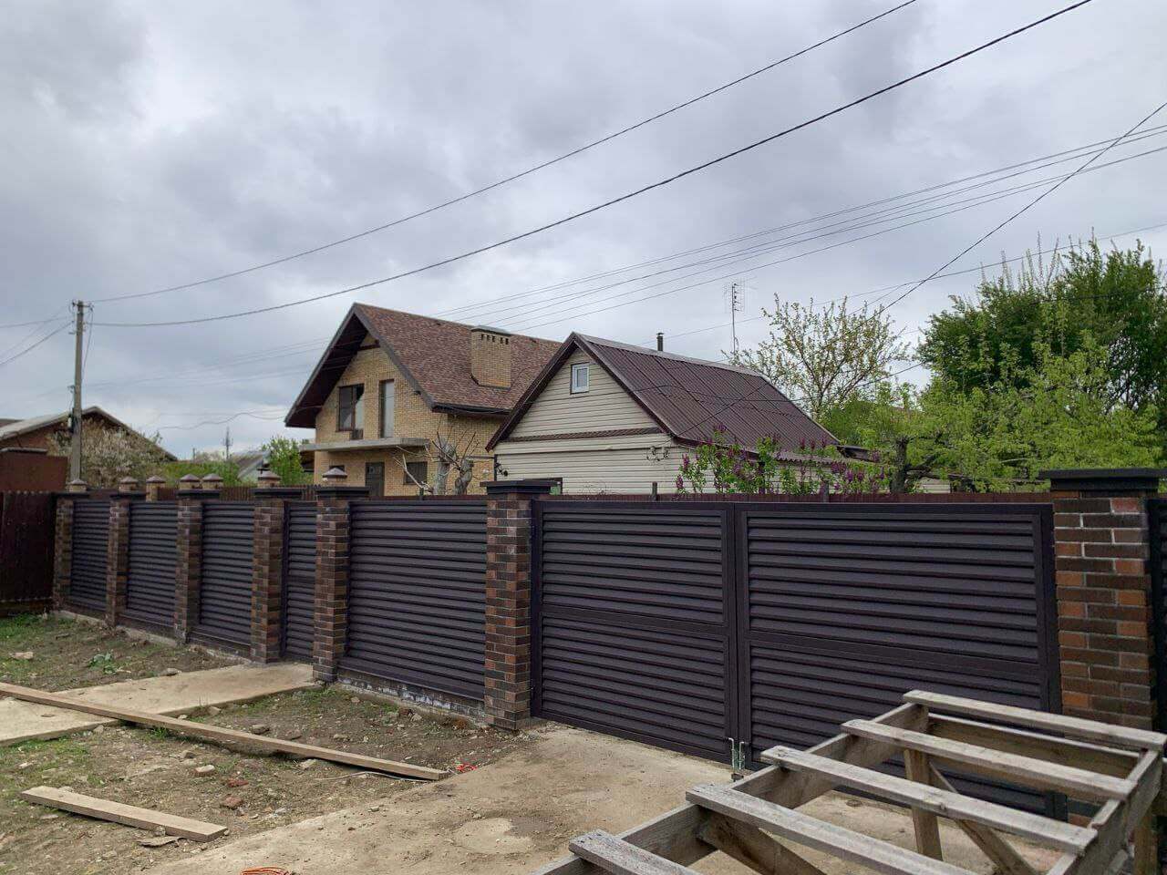 Забор-жалюзи из ламелей Реснички 24м RAL8019/8019 Темный Шоколад двусторонний МАТТЕ фото 2 в Березниках
