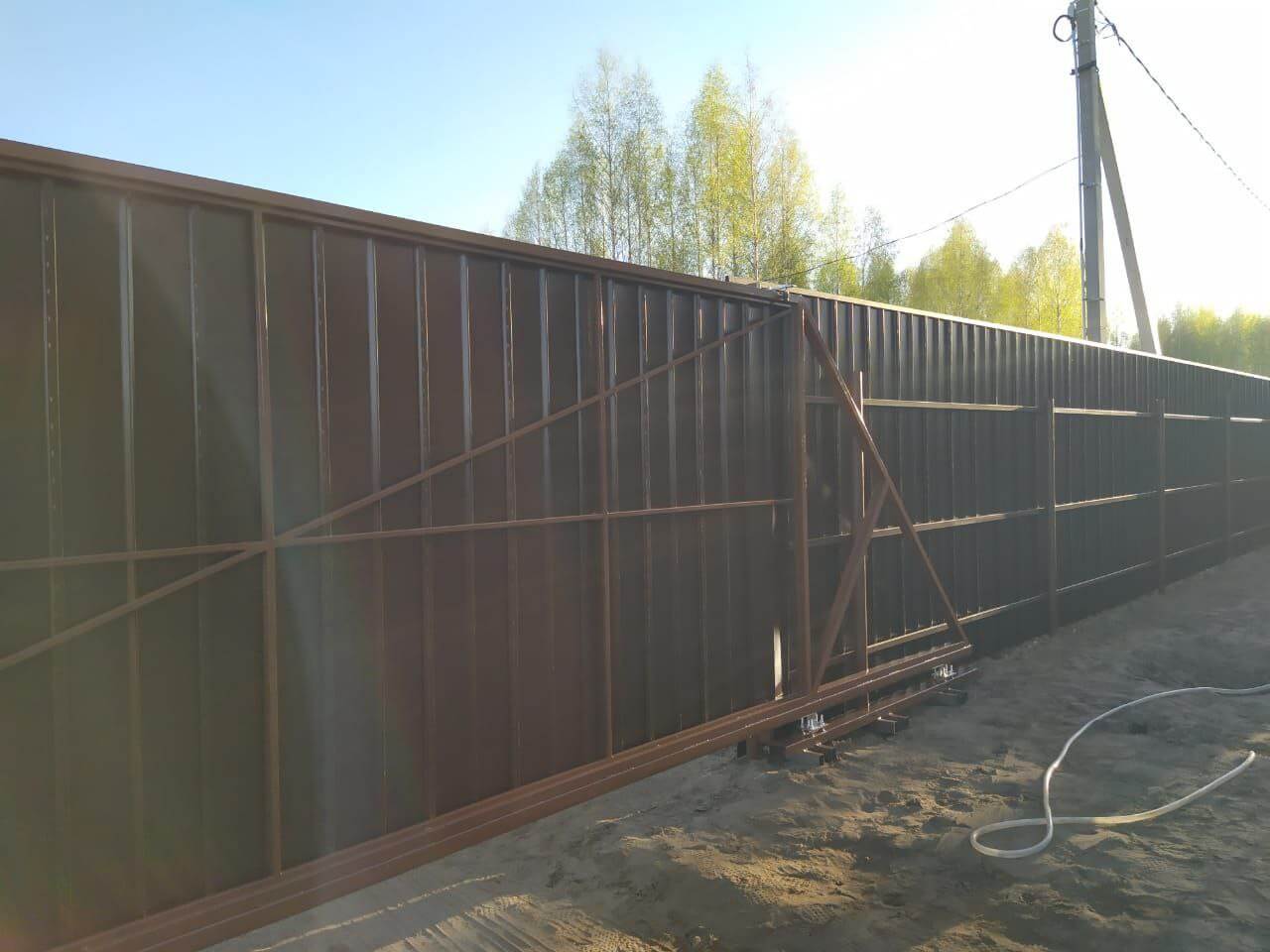Забор из металлосайдинга ЕВРО-БРУС 25м Темный Каштан 3D Принтек фото 4 в Березниках